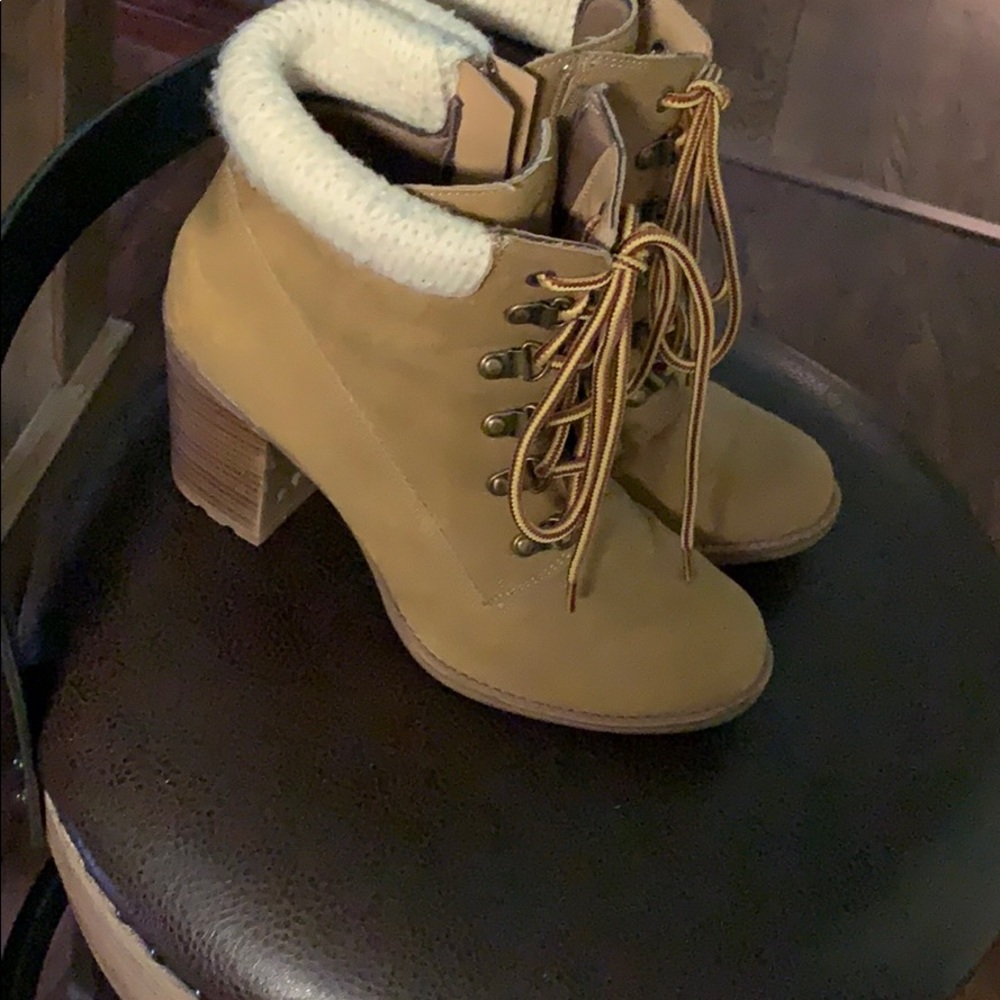 Boot - Picture 2 of 4